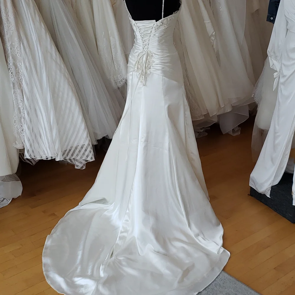 Silky satin Maggie Sottero gown - Picture 4 of 7